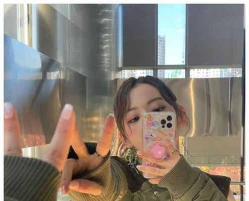 LE SSERAFIM宮脇咲良、美腹筋&美脚際立つ全身ショットに反響「最強」「努力が伝わる」