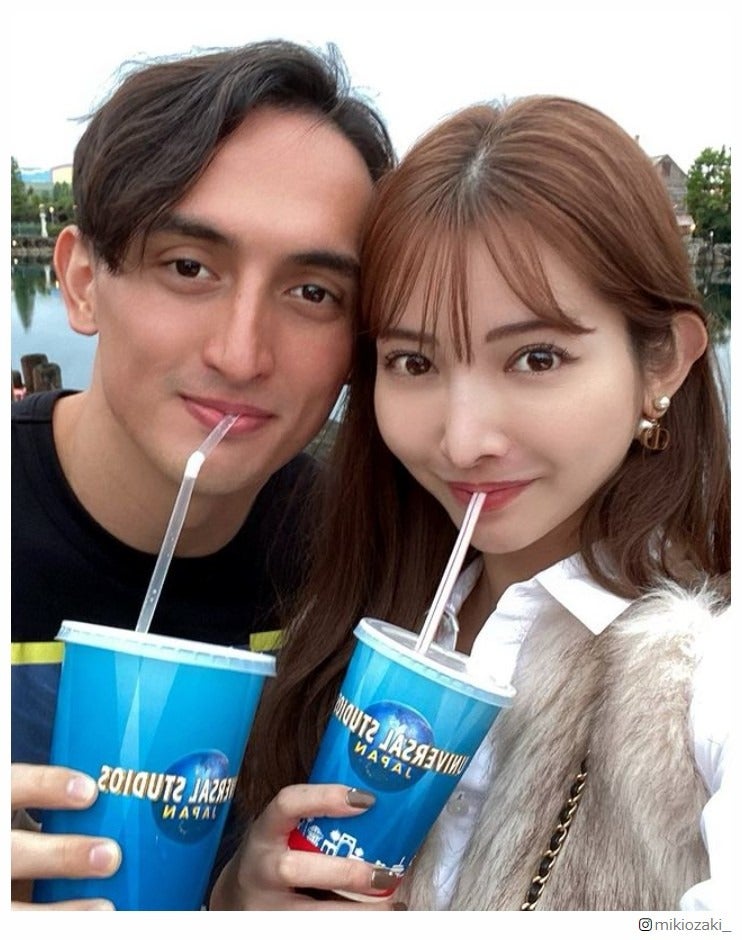 「バチェロレッテ2」尾崎美紀＆佐藤マクファーレン優樹カップル、USJデート報告 密着2ショット公開で「美男美女」「ラブラブ」の声