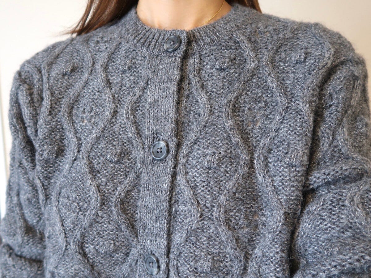 首もとがしっかりとつまっているタイプなのでニット風にも着られる