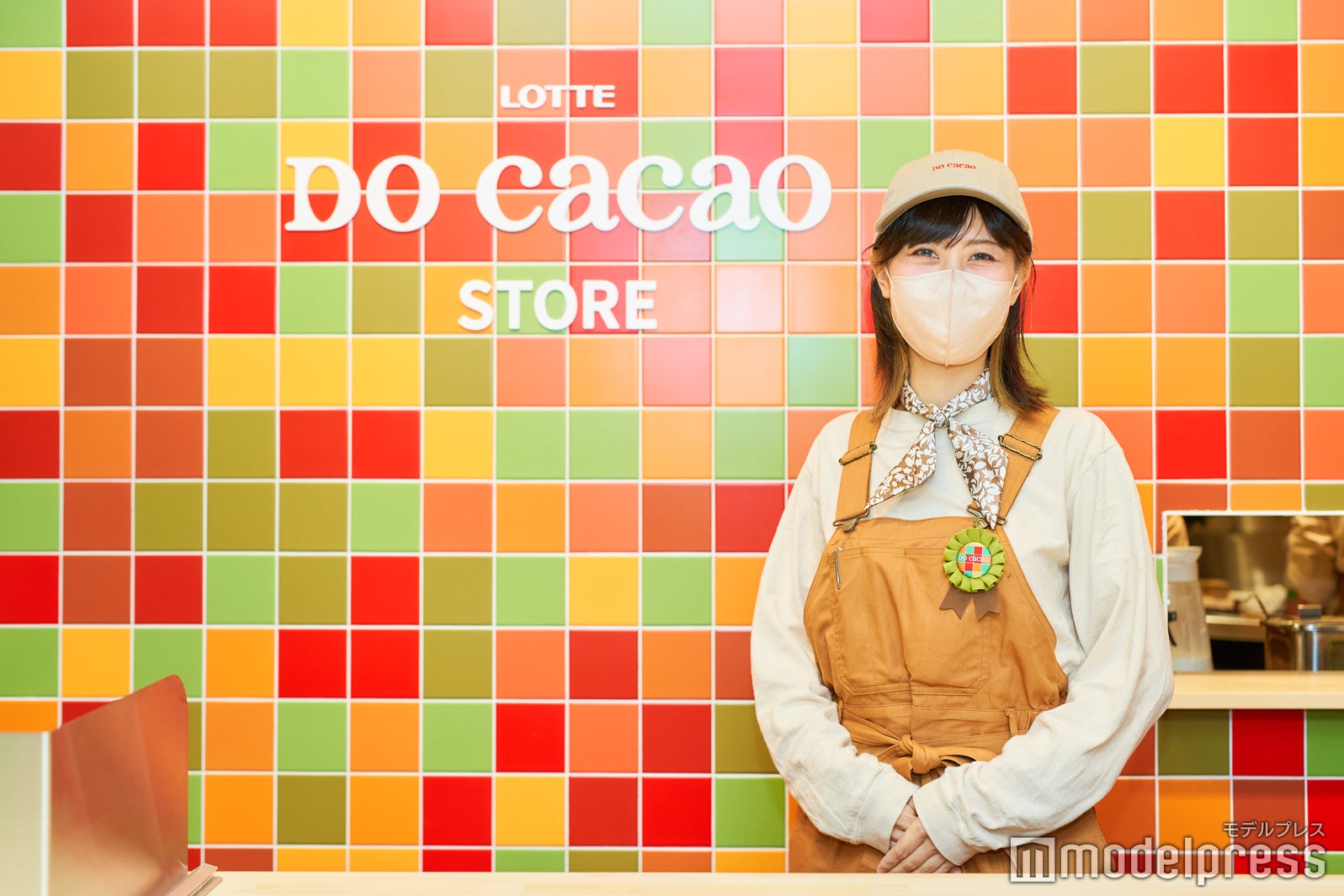 ユニフォームの一部にはカカオハスクで染色した生地を使用（C）モデルプレス