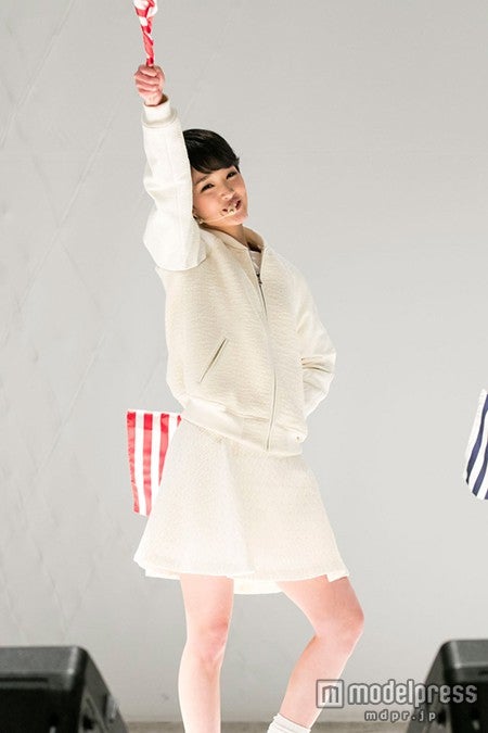 剛力彩芽、感極まり「泣きそう」 新作“フラッグダンス”初披露にファン熱狂