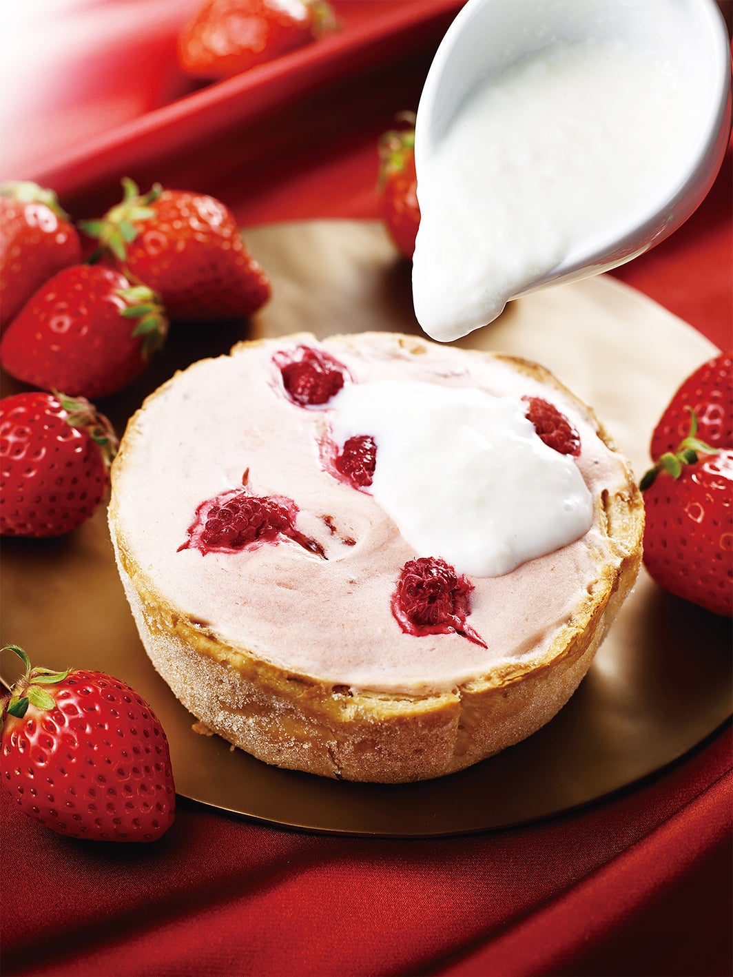 焼きたてミニチーズタルト いちご×杏仁／画像提供： PABLO（パブロ）