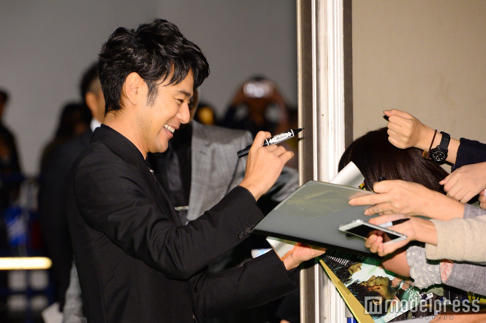 ファンサービスを行う妻夫木聡 （C）モデルプレス