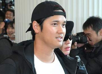 ドジャース 大谷翔平はデニムに黒Tシャツ フリーマンの存在感すごっ「フレディがターミネーターのように」球団が球場入りの様子公開