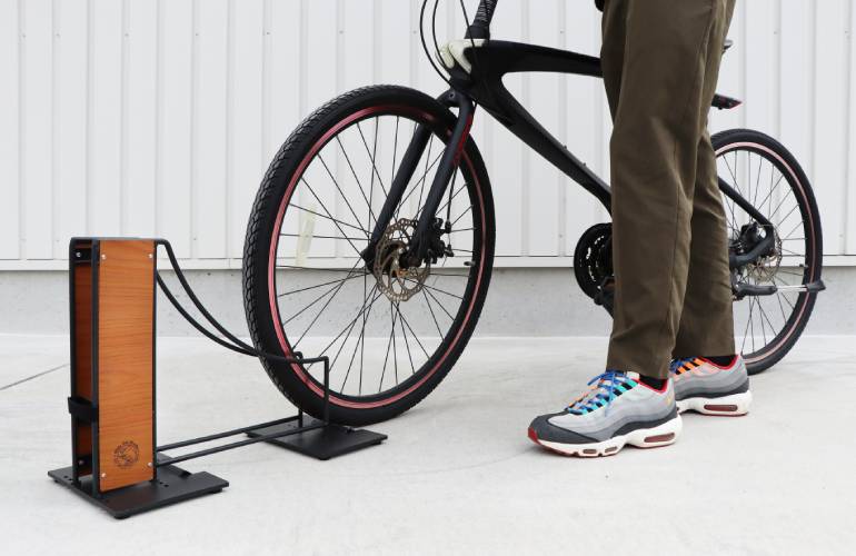 玄関前が自転車でごちゃごちゃしない タイヤ幅に合わせて調節でき 屋外にも室内にも置けるおしゃれなスタンド 女子旅プレス 玄関前が自転車でごちゃごちゃしない タイヤ幅に合わせて調節でき 屋外にも室内にも置けるおしゃれなスタンド 女子旅プレス