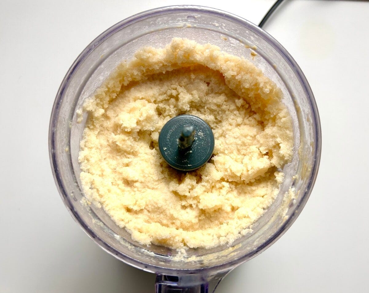 コンデンスミルクを入れてかくはんする