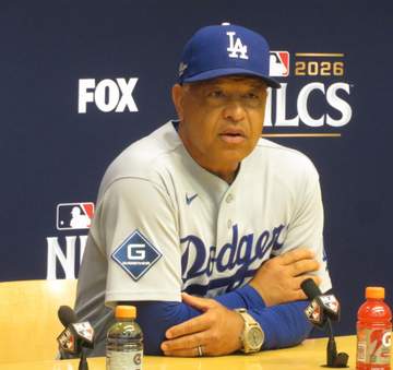 ロバーツ監督「それは考えた。まだ試合の前半だったし」 2度の無死一塁の場面で9番エドマンに送りバントのサインなし 選手任せの采配の是非
