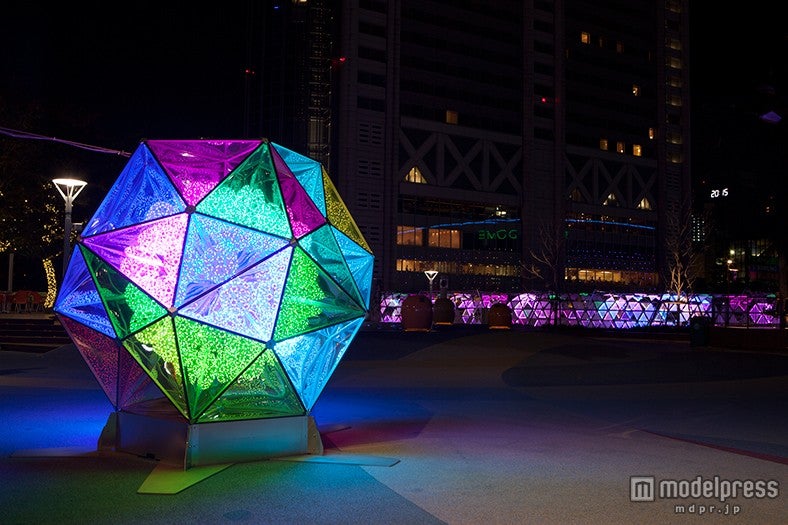 万華鏡の世界を演出するモニュメント「カレイドスコピックダイス」