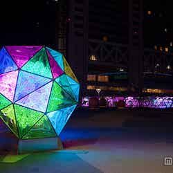 万華鏡の世界を演出するモニュメント「カレイドスコピックダイス」