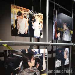 SEVENTEENバックヤード再現空間で展示(C)モデルプレス
