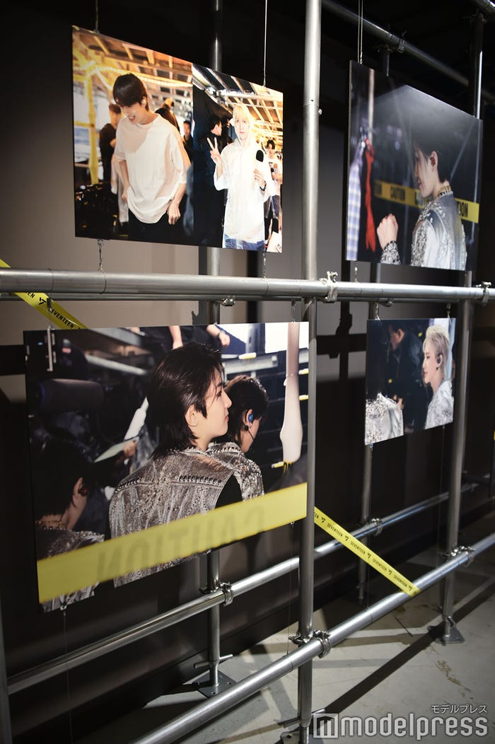 SEVENTEENバックヤード再現空間で展示(C)モデルプレス