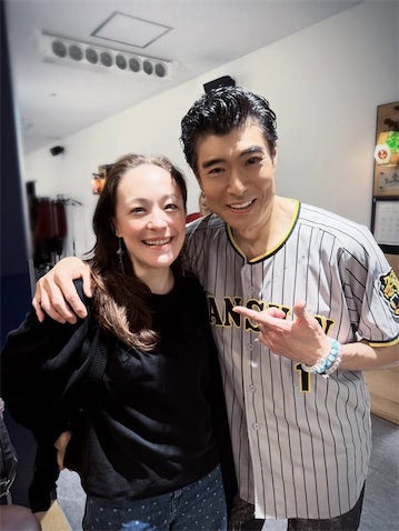 「顔が似てます」髙嶋政宏の歌手妻、超レア"夫婦ショット"を公開「ラブラブですね」