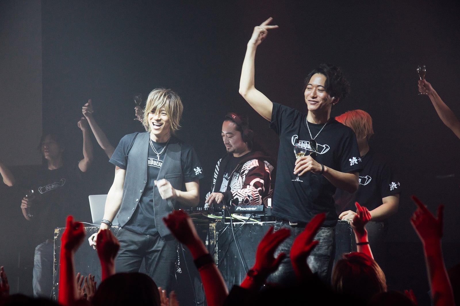 金髪の三浦翔平／『会社は学校じゃねぇんだよ』より（C）AbemaTV