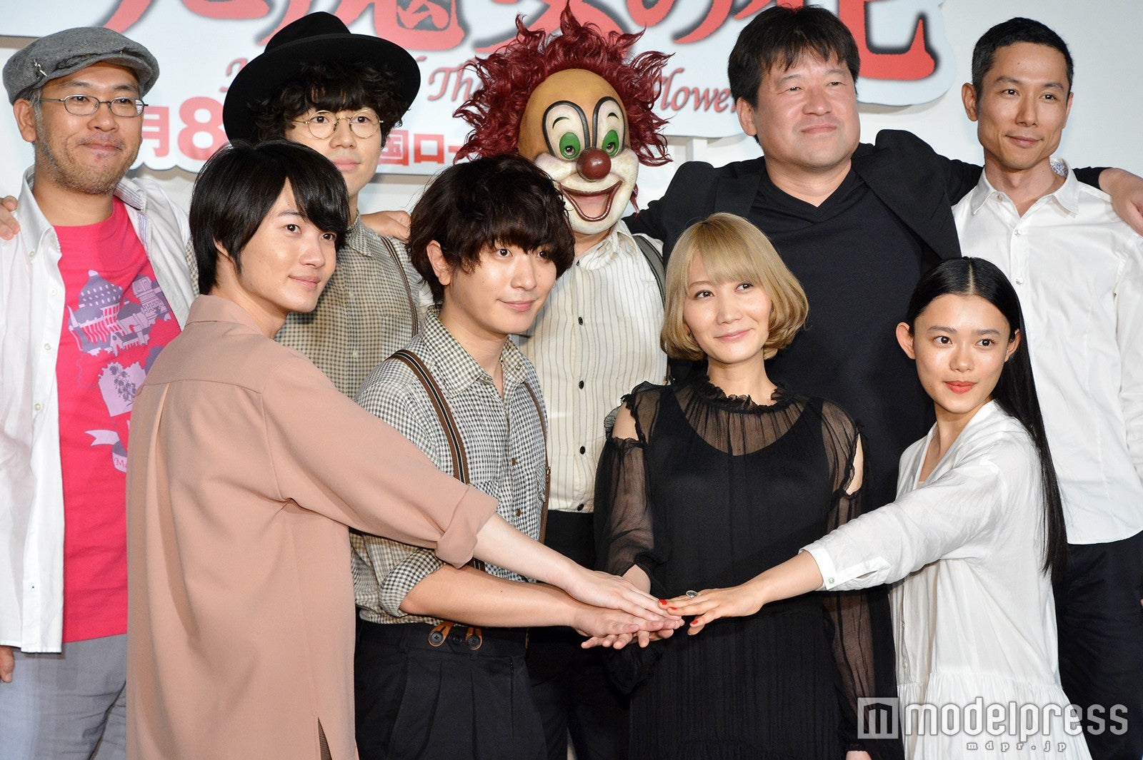 （後列）米林宏昌監督、Nakajin、DJ LOVE、佐藤二朗、西村義明プロデューサー（前列）神木隆之介、Fukase、Saori、杉咲花（C）モデルプレス