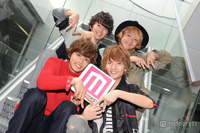 DISH//(「モデルプレス」の“M”を仲良く再現)