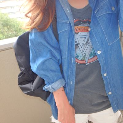 羽織りものにするならどっち デニムシャツvsカーキシャツ対決 モデルプレス