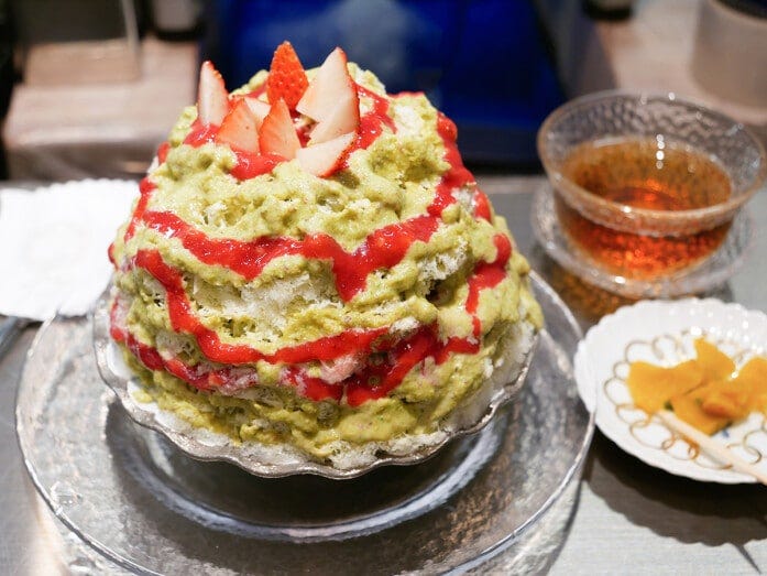 濃厚ピスタチオ＆赤い実の誘惑（税込1500円）。熱いほうじ茶と漬物付き（2022年7月20日撮影）