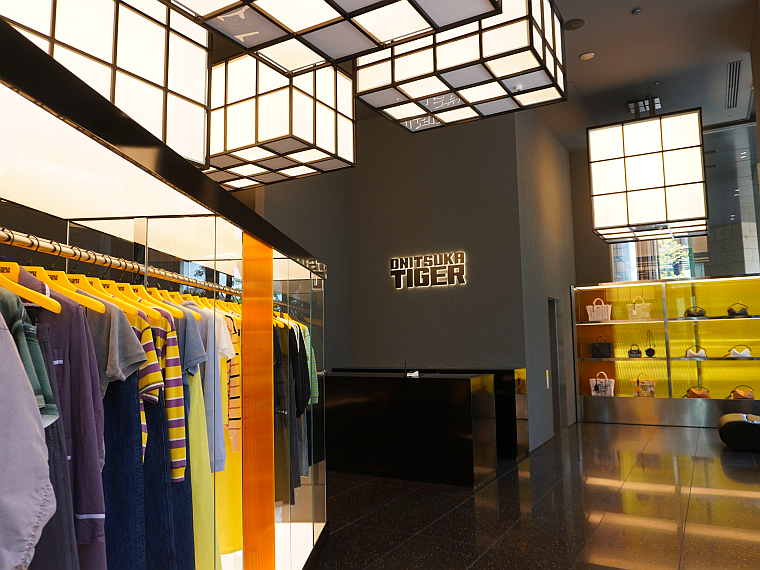 名古屋駅前に「オニツカタイガー」大型店 アパレルなど全ライン揃える