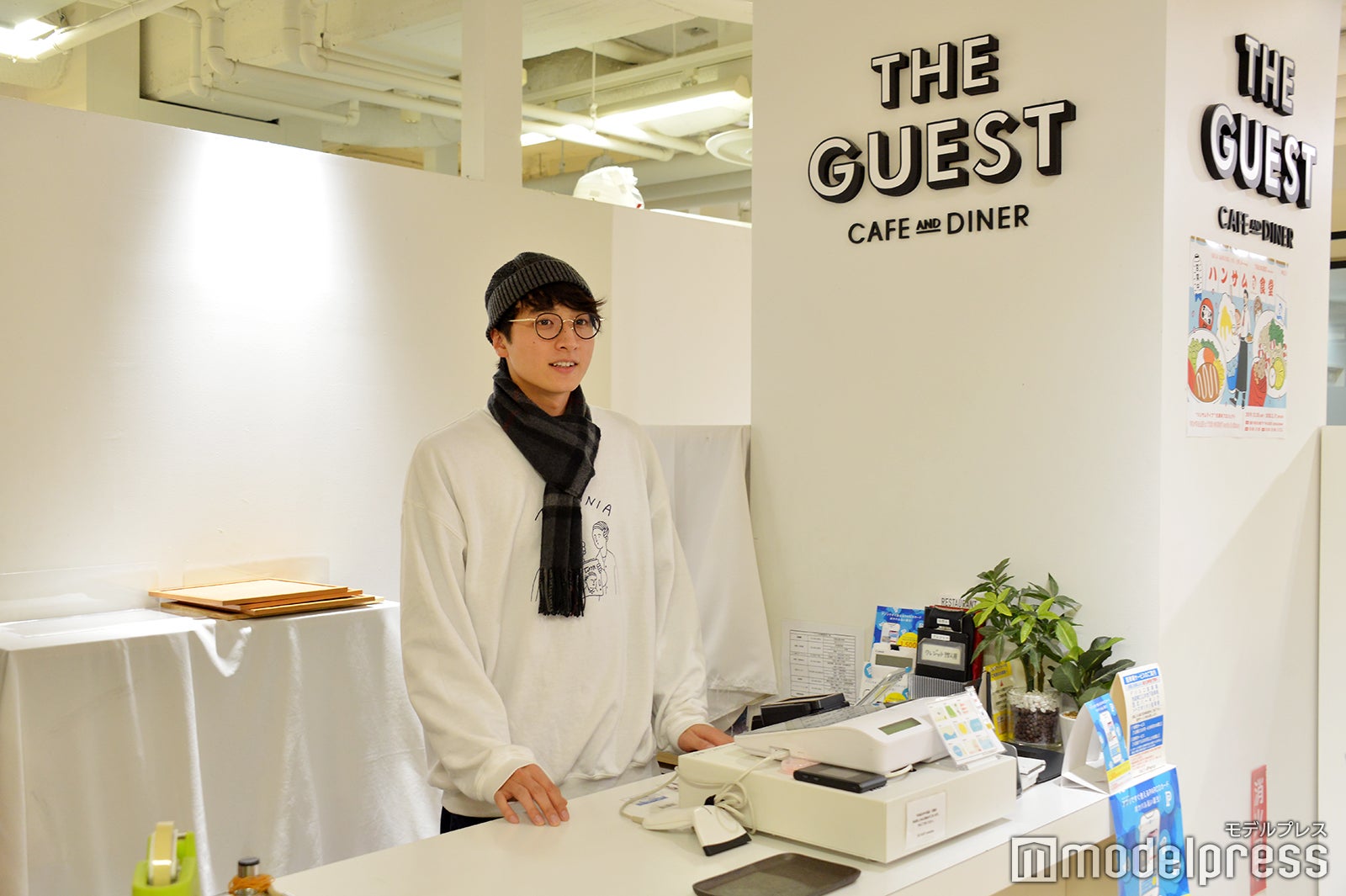 レジに立った小関裕太（C）モデルプレス