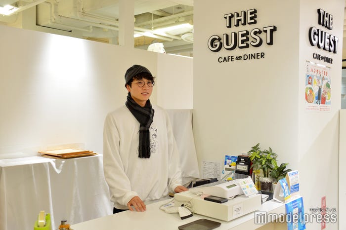 レジに立った小関裕太(C)モデルプレス