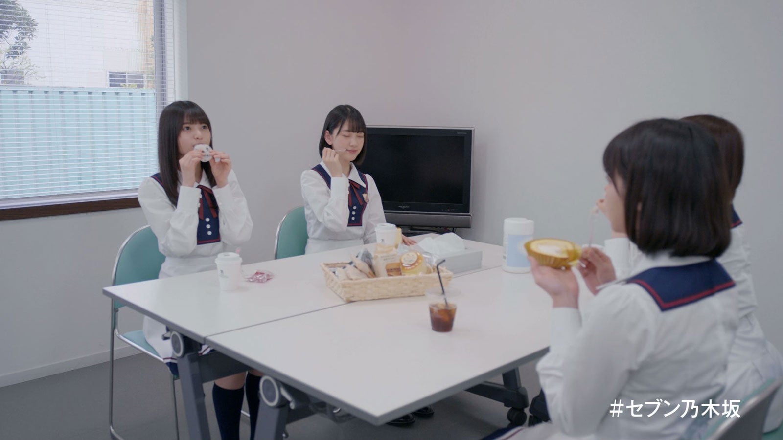 齋藤飛鳥、堀未央奈／マネキンチャレンジ動画より（提供写真）