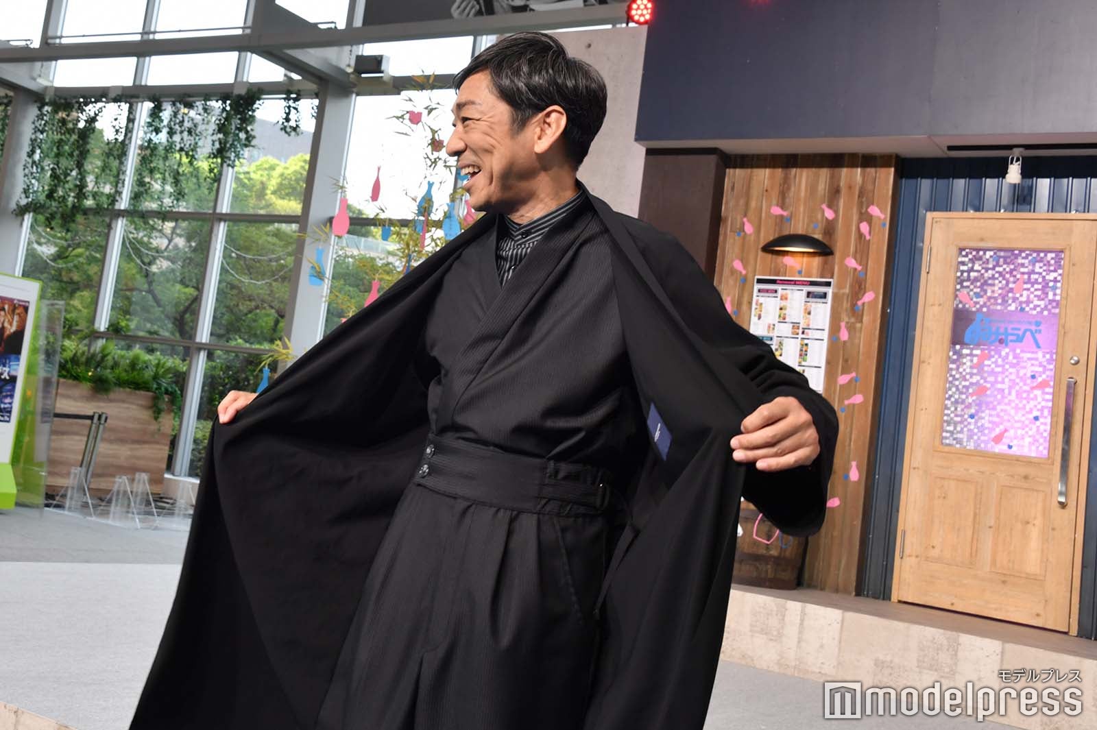 去り際記者に衣装を見せてくれる香川照之 （C）モデルプレス