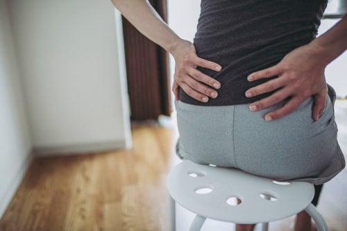 腰痛に悩む女性