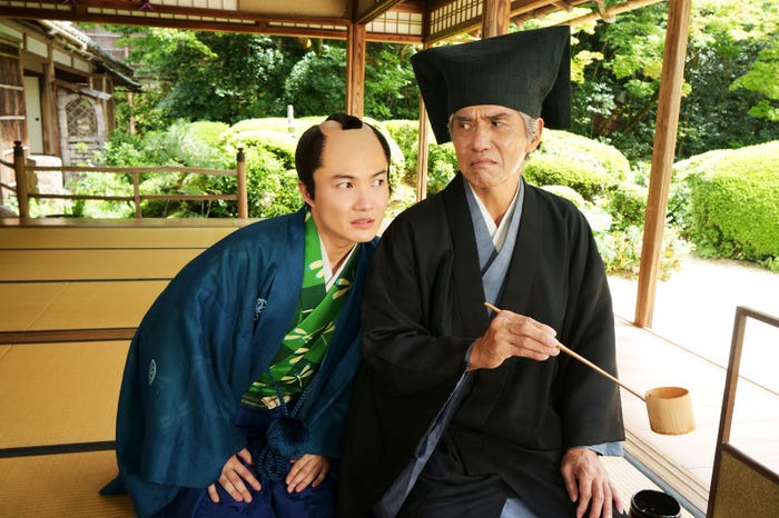 神木隆之介、佐藤浩市(C)2023「大名倒産」製作委員会