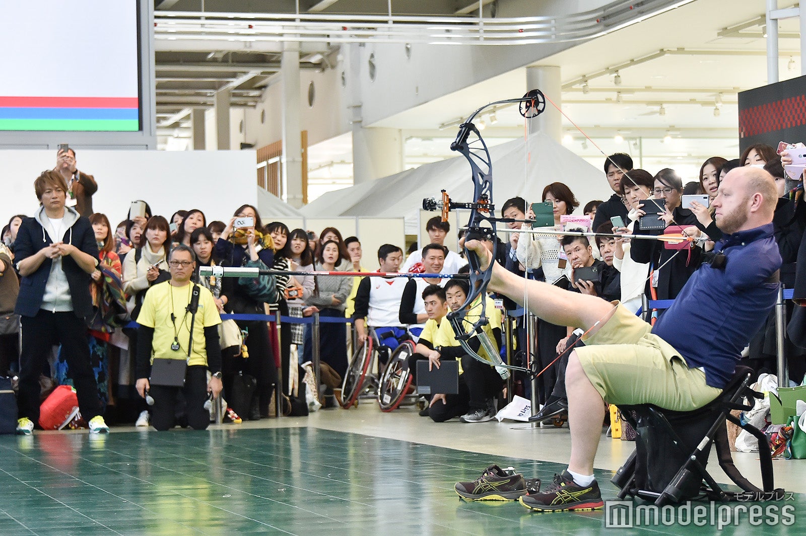 アーチェリーのマット・スタッツマン選手、見守る香取慎吾（C）モデルプレス