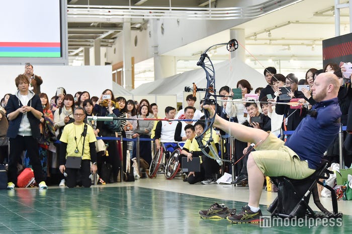 アーチェリーのマット・スタッツマン選手、見守る香取慎吾(C)モデルプレス