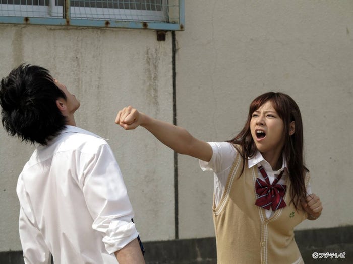 強烈なパンチを繰り出す西内まりや(右)、それを受ける山本裕典(左)/フジテレビ系連続ドラマ「山田くんと7人の魔女」より