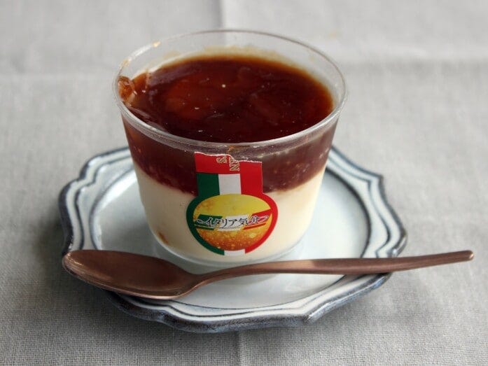 ふるふるっとした紅茶ジュレの下に、とろり、なめらかなパンナコッタが