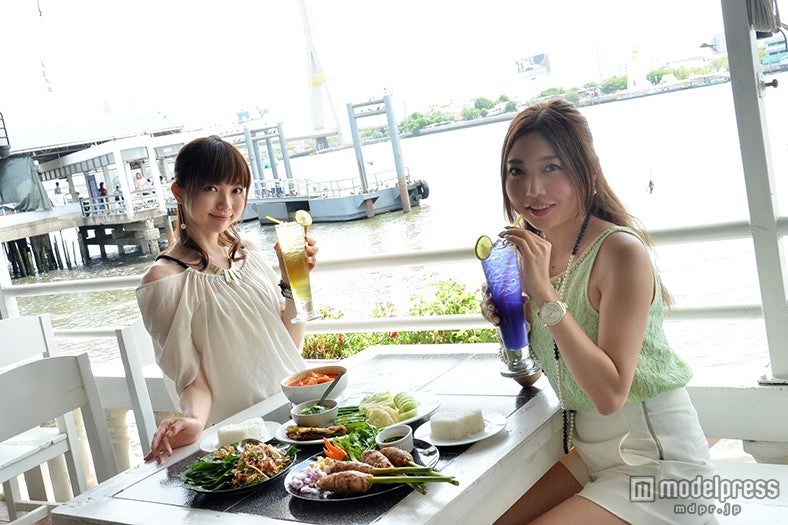 南国の風を感じながら食事を楽しめる／モデル：百々さおり、富田千穂