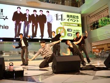 超新星「アイドルの聖地」で17年目も圧巻のパフォーマンス披露