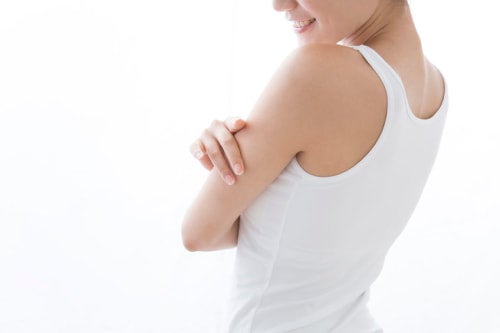 二の腕を触る女性