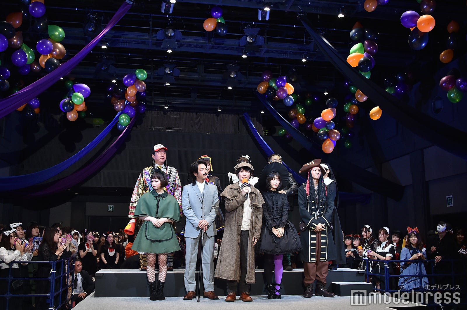 イベントの様子／（前列左から）山田杏奈、中村倫也、神木隆之介、浜辺美波、葉山奨之（後列左から）木村ひさし監督、大関れいか、福本莉子、塚地武雅、ふせえり（C）モデルプレス