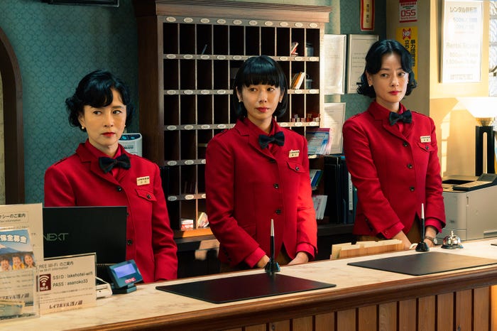 坂井真紀、夏帆、市川実日子「ホットスポット」第1話(C)日本テレビ