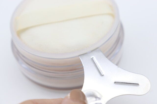 セリア フェイスパウダー詰め替えツール セリアのフェイスパウダー詰め替えツールをフタに挿し込む