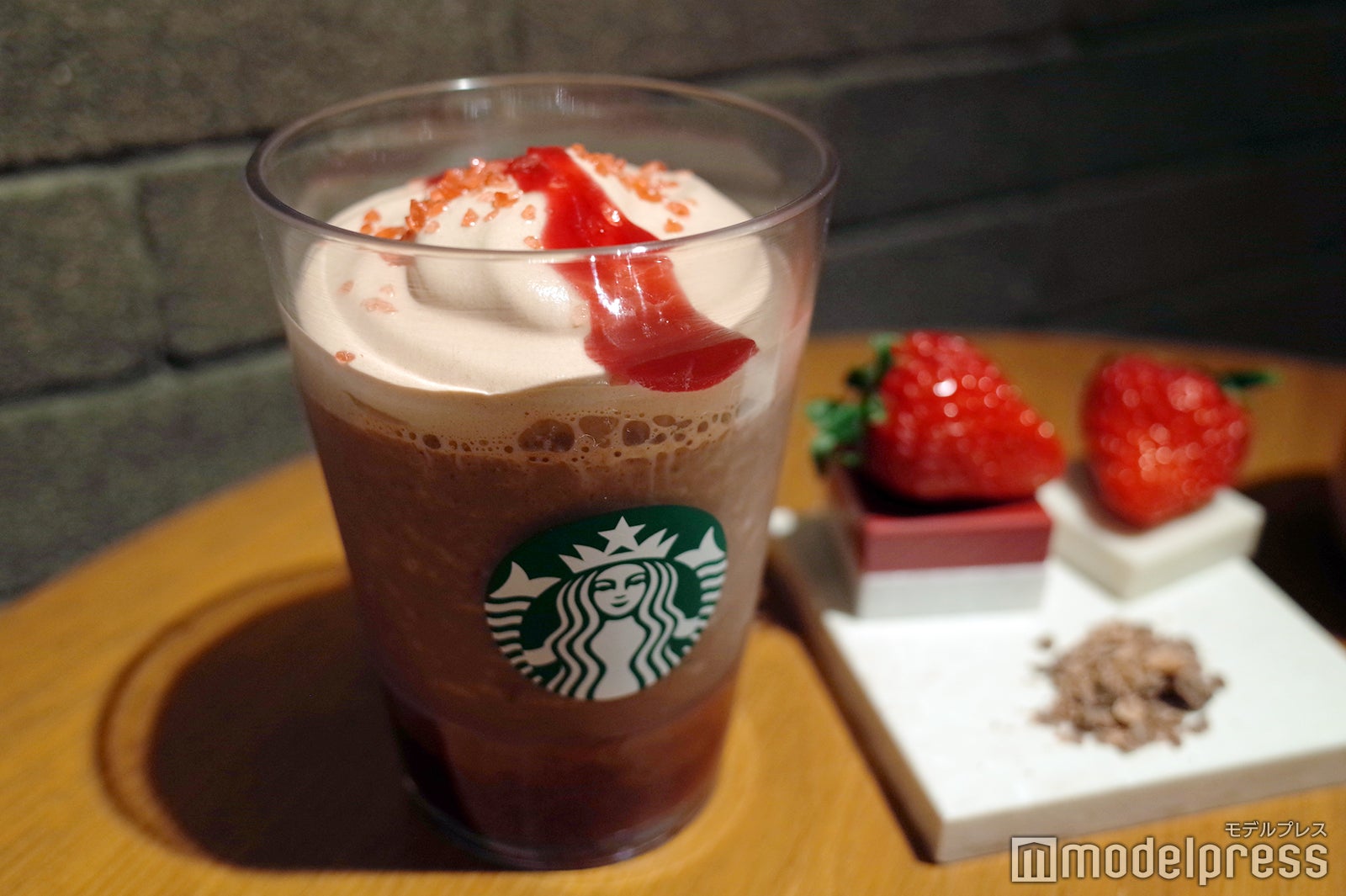 カカオ & ストロベリー ムース フラペチーノ（C）モデルプレス