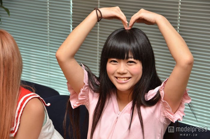 イベントテーマソング「みんなマイミク♪ feat.DJ みかん(7)」の振り付けを担当したたすたすりょおたす。「頭の上で『m』を作る振り付けがポイント」