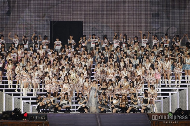 「上からマリコ」／「AKB48 2013真夏のドームツアー～まだまだ、やらなきゃいけないことがある～」福岡公演2日目より（C）AKS
