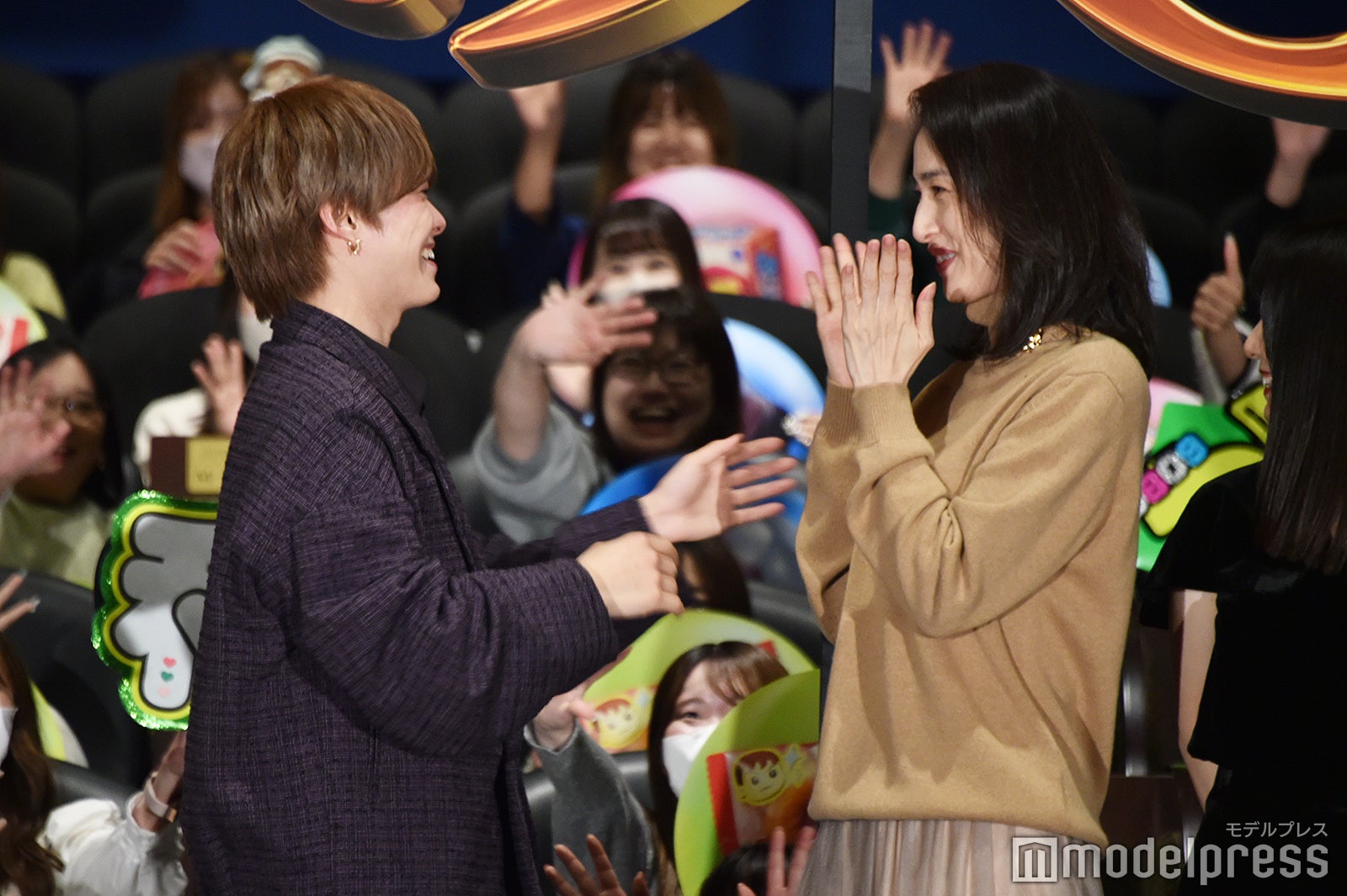 大橋和也の人気ぶりに「ほら！みんな大橋くん見なさい！」と会場に呼びかけた後で自身も「キャー！」と喜ぶ天海祐希（C）モデルプレス