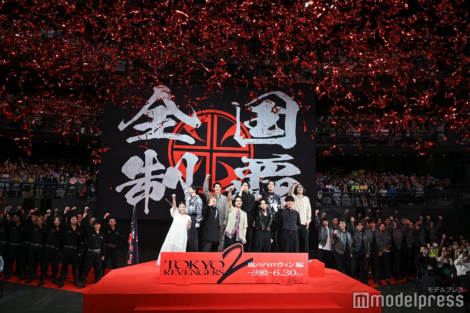 （上段左から）高杉真宙、永山絢斗、眞栄田郷敦、清水尋也、英勉監督（下段左から）今田美桜、山田裕貴、北村匠海、吉沢亮、間宮祥太朗（C）モデルプレス