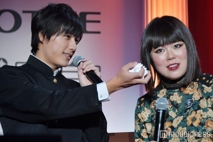 「貝殻から何か聞こえるよ」と言って「大好きだよ」とアテレコ/伊藤真央さん (C)モデルプレス