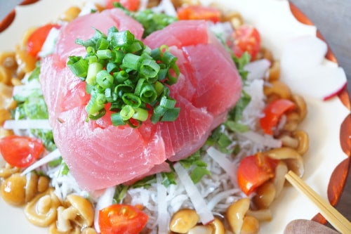 野菜もたっぷりマグロしらす丼