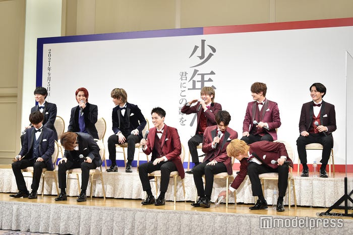 他のメンバーより身長が低いことを気にして桶ダンスのモザイクがかからなくなることを心配する藤井直樹と、笑ったり撃沈したりしているメンバー(那須雄登の倒れた水を拾ってあげる佐藤龍我)(C)モデルプレス