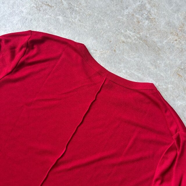 GU ソフトシアークルーネックT(長袖) RED 後ろ側 GU ソフトシアークルーネックT(長袖) RED 後ろ側