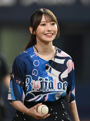 「仕草がアイドルじゃない笑」京セラD降臨の美女が可憐投球披露 異例のベンチ円陣声出しも ネット騒然「まさかw」「これはノーバンと言っていいのでは」