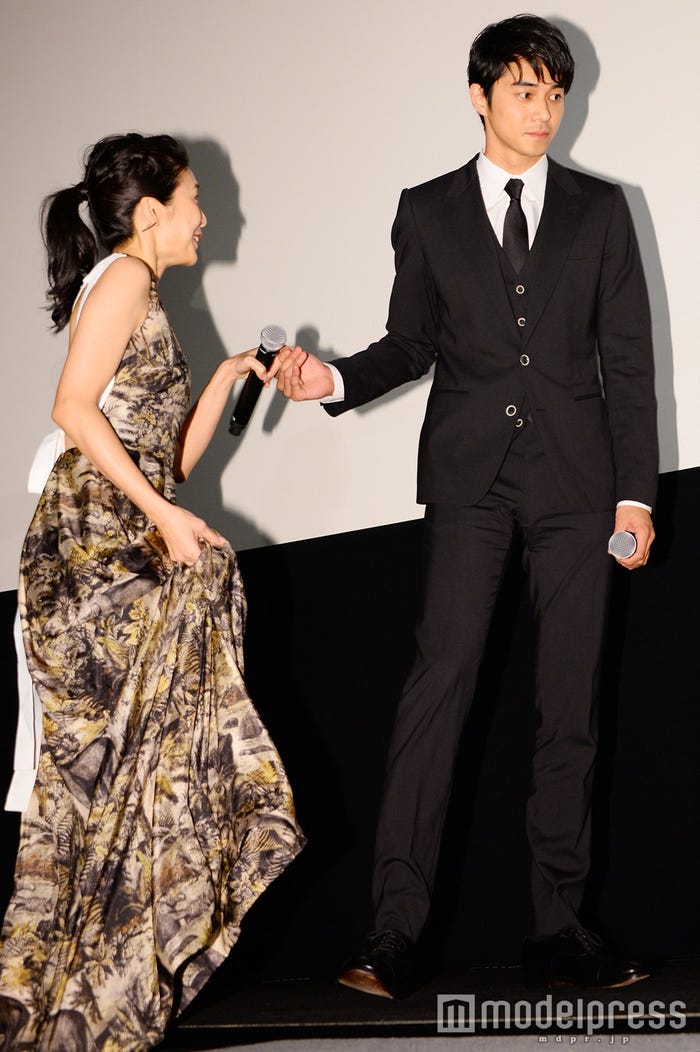 東出昌大が竹内結子をエスコート(C)モデルプレス