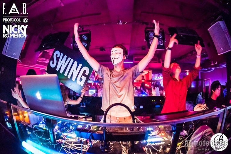 DJも“アノニマスマスク”でプレイ